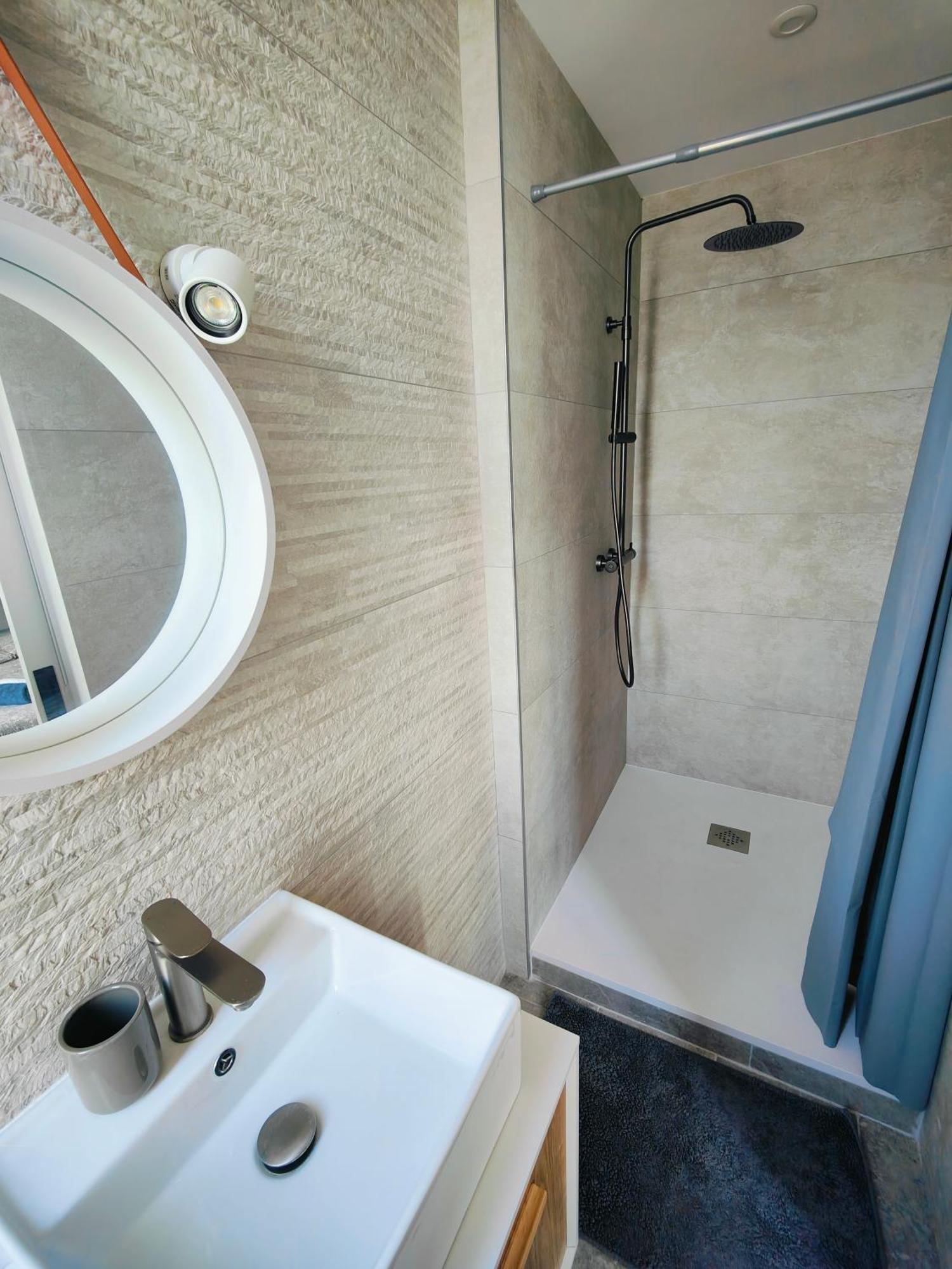 Self-Checkin Town House - Rooms To Rent In A Beautiful Modern Town House - Not A Hotel - Location De Chambres Avec Arrivee En Autonomie - Extra Fee For Sheets And Towels - Private Parking - Check Your Plateform Inbox And Follow Check-In Instructions Saint-Romain-en-Gal Luaran gambar