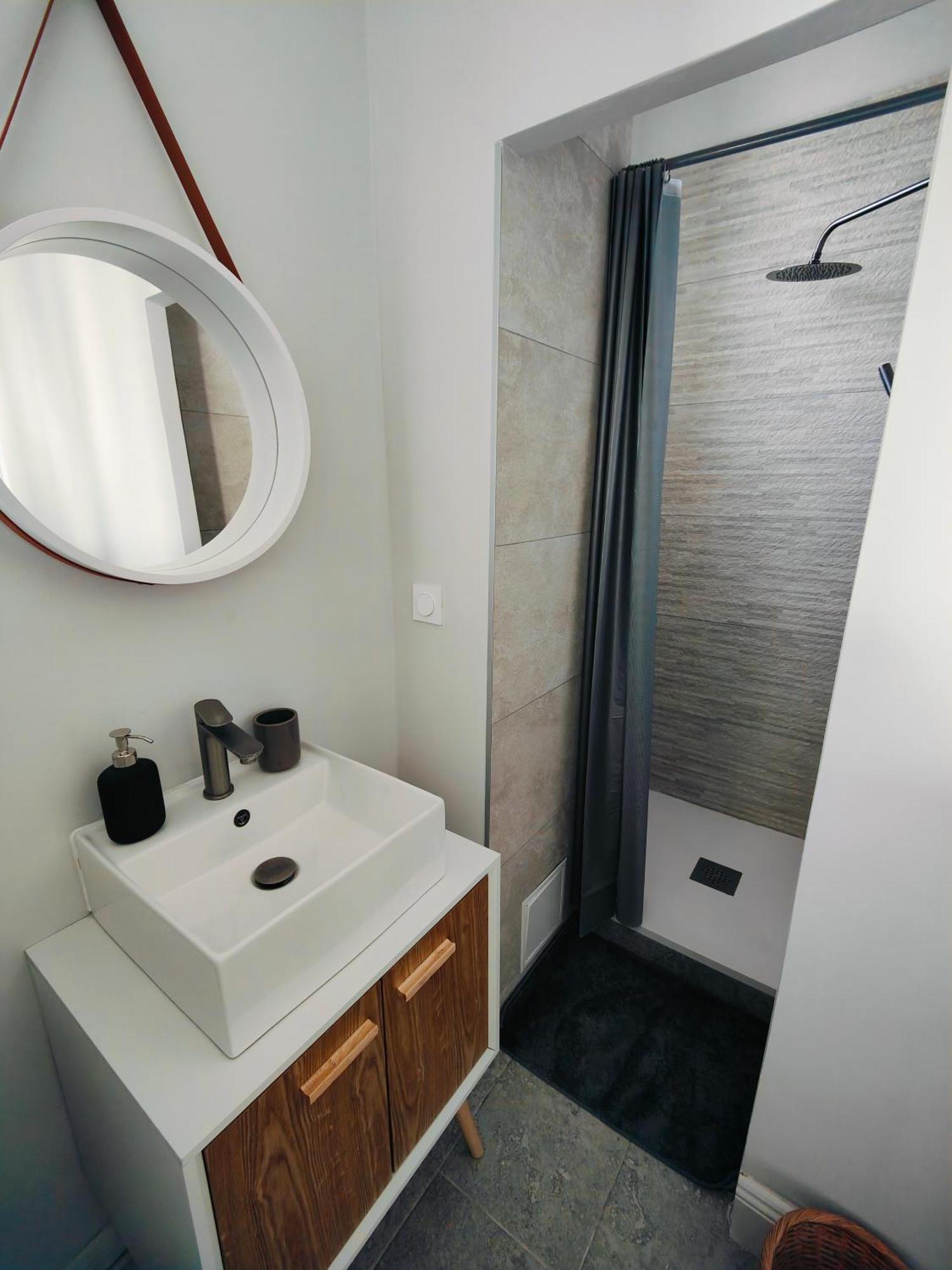Self-Checkin Town House - Rooms To Rent In A Beautiful Modern Town House - Not A Hotel - Location De Chambres Avec Arrivee En Autonomie - Extra Fee For Sheets And Towels - Private Parking - Check Your Plateform Inbox And Follow Check-In Instructions Saint-Romain-en-Gal Luaran gambar